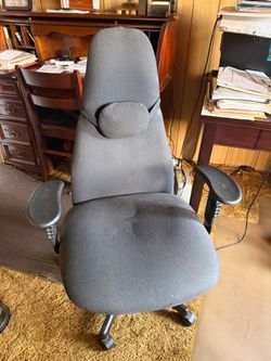 Rolling desk chair