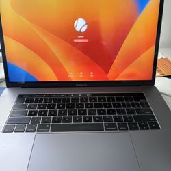 Mac Book Pro 15’ 2017 Intel 2.8GHz  Core i7 - 16GB
