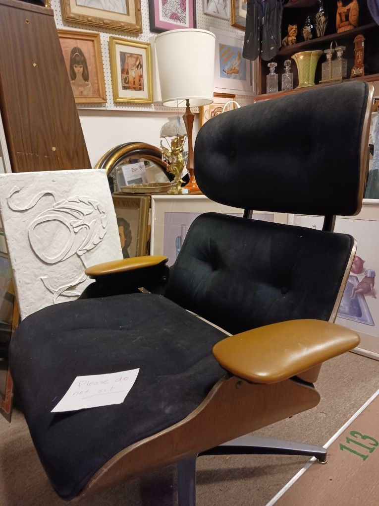 Original Early '80s EAMES mid -century Modern Miller Swivel Peanut Chair Office Den Recliner 1970s