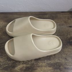Men’s Size 4 Adidas Yeezy Desert Sand Slide