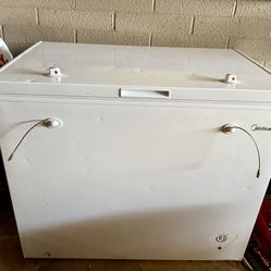 Midea 8.8-cu ft Chest Freezer