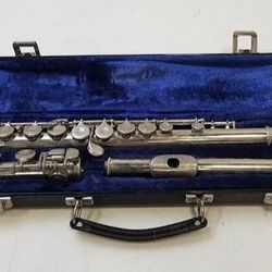 Excellent Selmer Bundy Student Flute With Case.