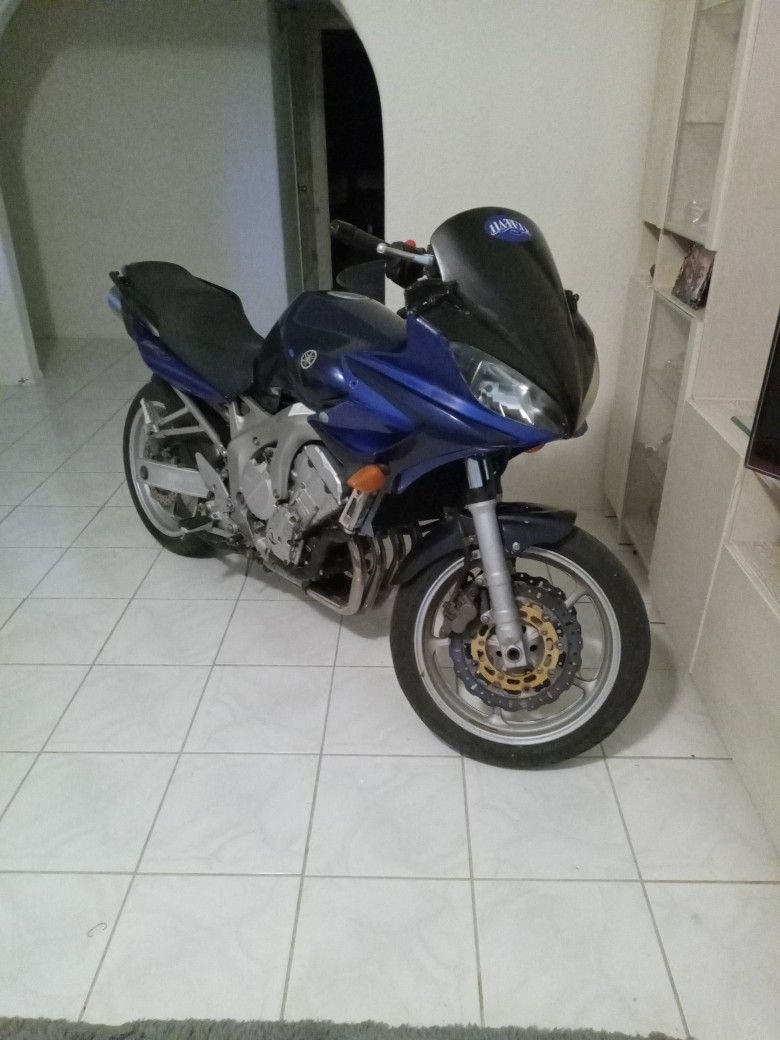 2006 Yamaha TZ6 street bike