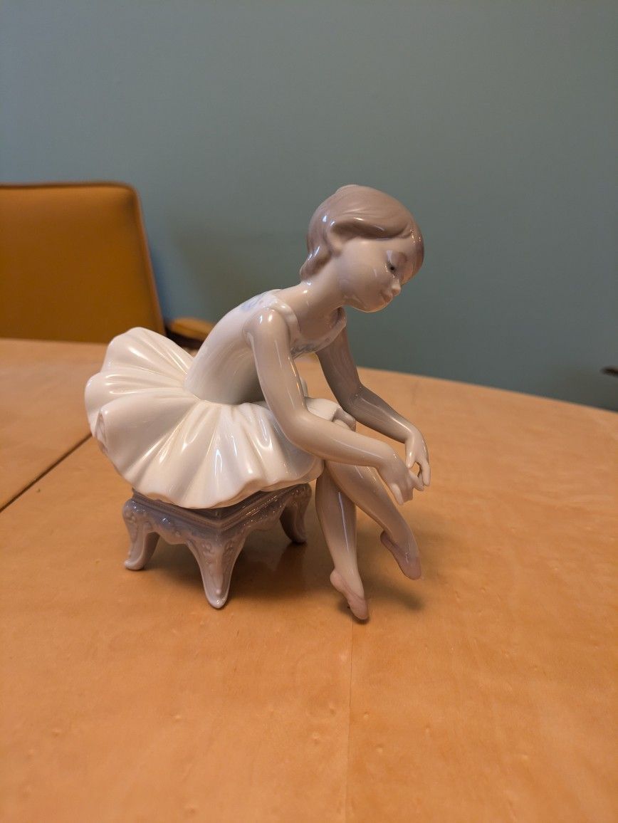 Lladro Little Ballerina I 8125