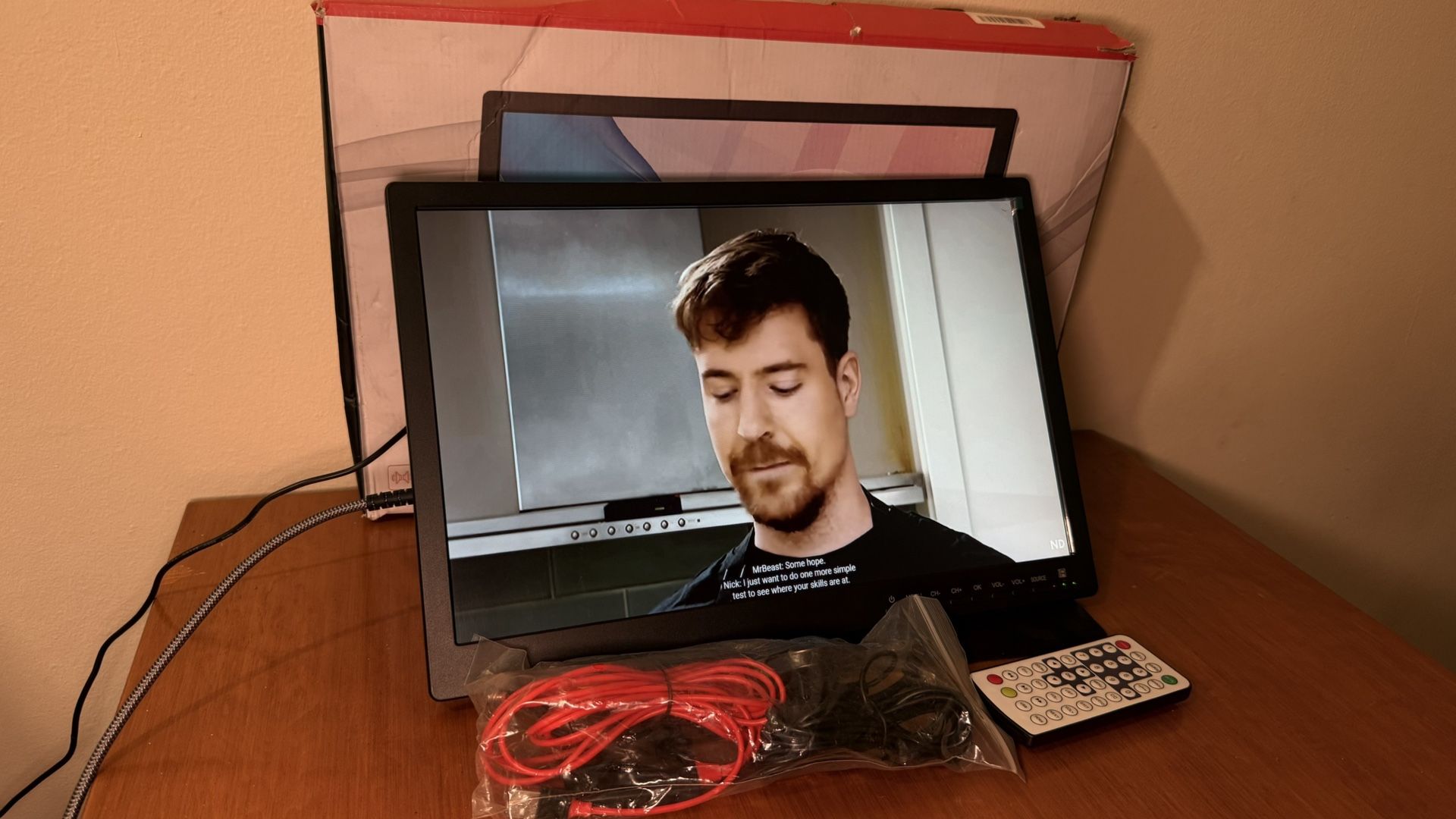 17 Inch Small TV with 1080P HDMI Input, Desobry Portable TV with Antenna ATSC Tuner, Rechargeable Ba