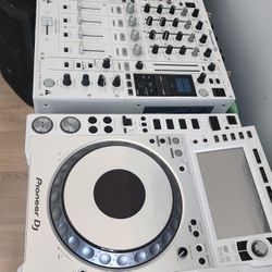 2 NXS2 2000 and DJM 900 NXS2 White Limited Edition For sale: Limited Edition Pioneer CDJ NXS2 2000 and DJM 900 NXS2 White Limited Edition 