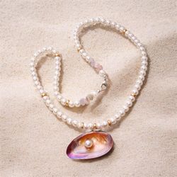 Collar de almeja real , decorada con perlas(decorativas)