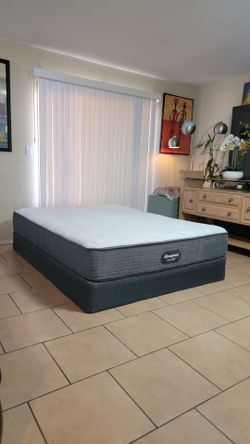 VERY NICE QUEEN SIZE BEAUTYREST SILVER MATTRESS AND BOXSPRING FOR SALE! IN GREAT CONDITION, FREE DELIVERY