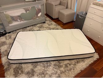 Twin floor bed + mattress