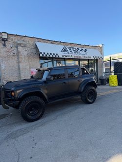 Ford Bronco Raptor Matte Black 4-Door SUV Roof light bar
