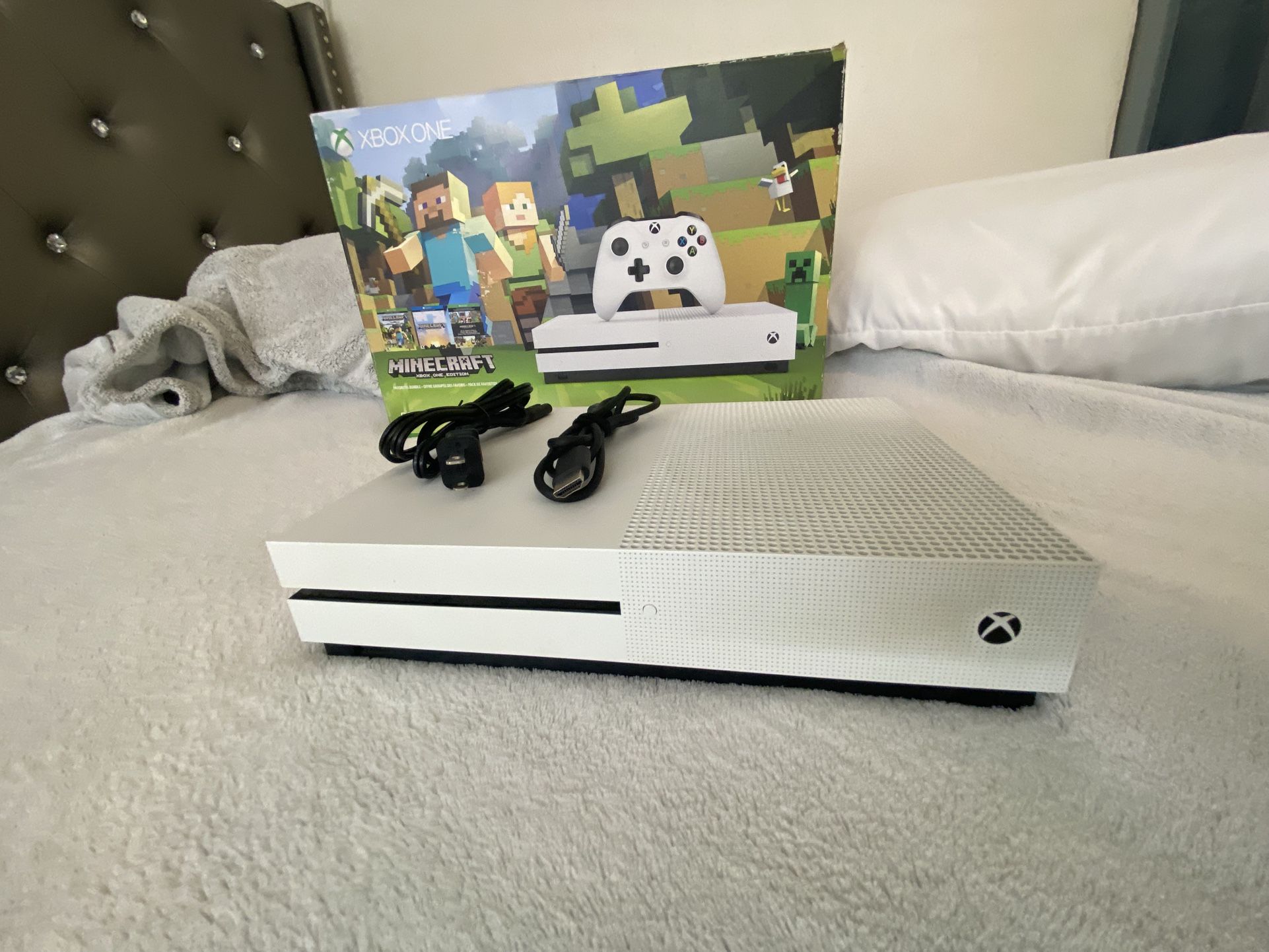 Xbox One S - Like New No Problems Runs Perfectly Fine With 500 GB’s ⚠️No Controller Included⚠️