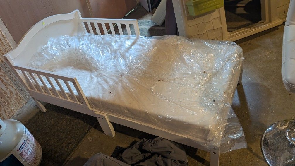 Toddler Bed + Mattress