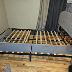 Queen bed with 4 drawers. ASKING $25 OBO