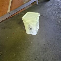 4 Gallon Buckets 
