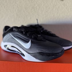 Nike women’s size (6.5)