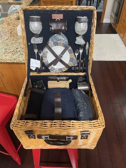 “PICNIC TIME” Picnic Basket with everything you need 🙂
