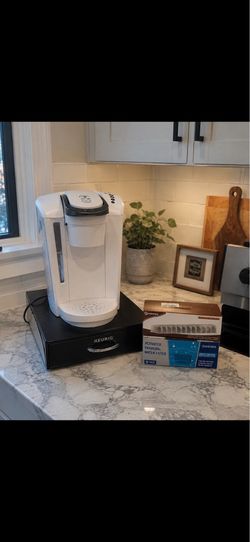 Keurig Single Serve K-Cup Pod Coffee Maker w/ K-Cup Holder and 2 boxes of water filter cartridges (only used a few times originally $200 for all) now