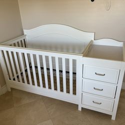 daVinci - Charlie 4-in-1 Convertible Mini Crib & Changer