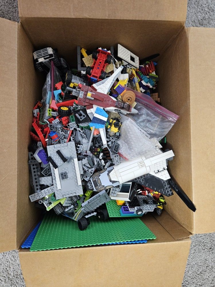 6,000+ Legos!