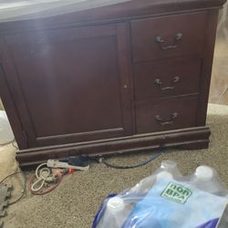 Dresser With Mirror. Beautiful And In Great Condition 