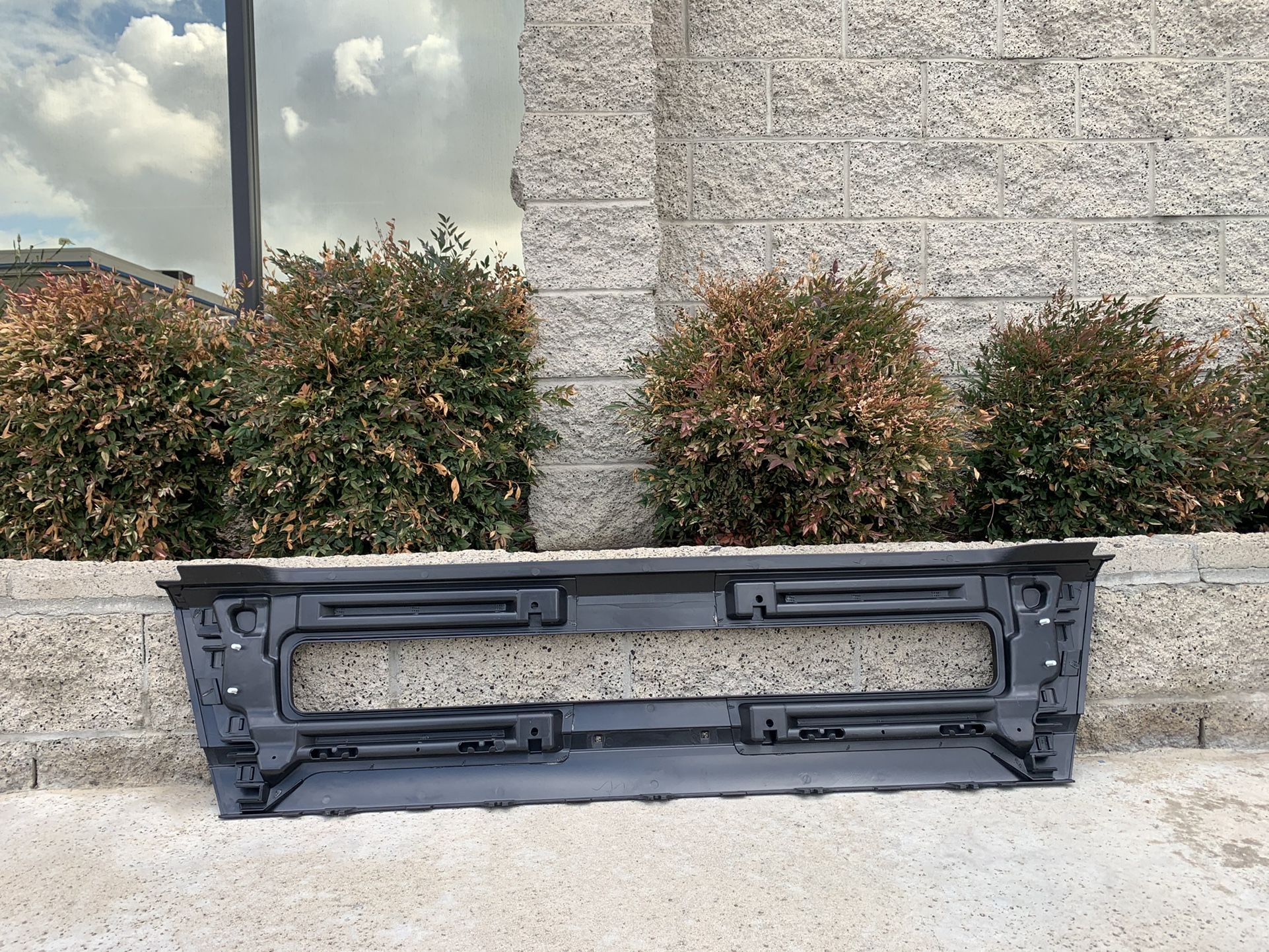 2016-2021 Volvo VNL Center/Front Bumper