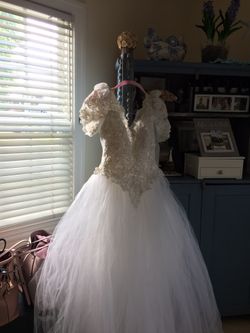 Beautiful wedding Dress... size 7 ! Great condition, v neck front and Back . Tools full length with gorgeous beading with Crystals! This is a Fairy