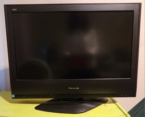 32 Inches Panasonic TV. With Remote 
