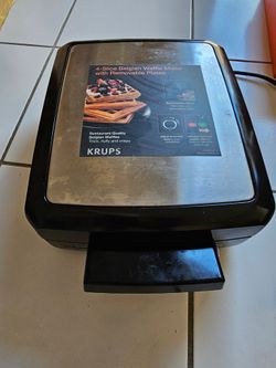 Belgian waffle maker with removable plates