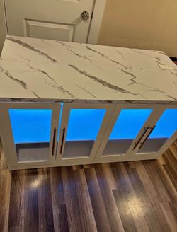 Kitchen cabinet/ island