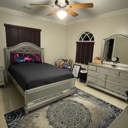 Silver Sofia Vergara “Paris” 7 Piece FULL Size Bedroom Set With Desk -Excellent Condition! 
