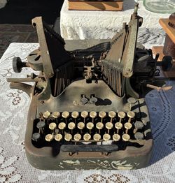 Antique c. 1913 Oliver “Angel Wings” Typewriter