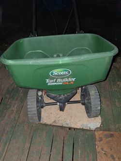 Scotts Turf Builder EdgeGuard DLX Broadcast Spreader