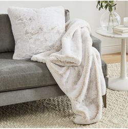 West Elm Oversized 60 x80 White Faux Fur Chinchilla Throw Blanket for Sale in Monterey Park CA OfferUp