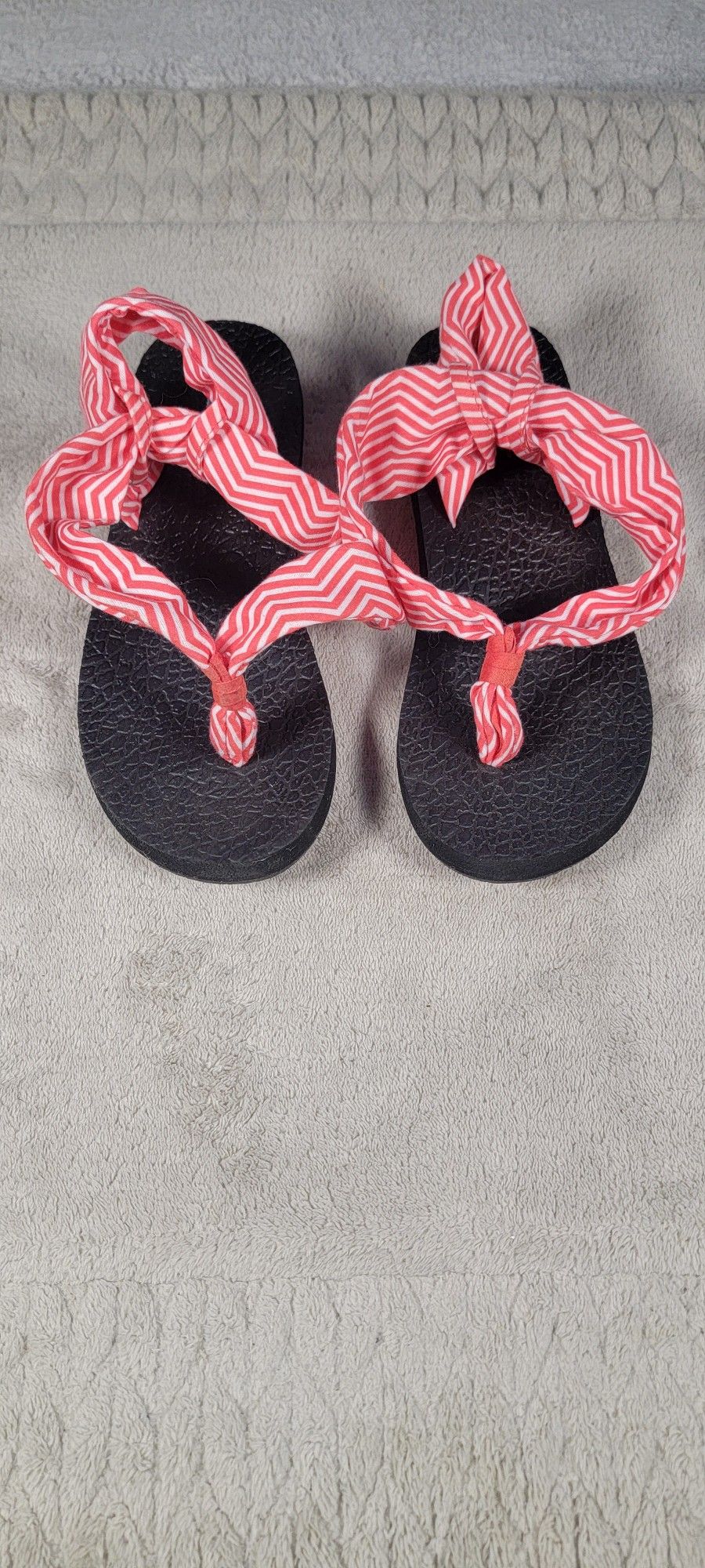 đź©· Title:
Cat & Jack Pink Stripe Sandals – Girls’ Size 2/3 – Like New
🖊️ Description:
Adorable Cat & Jack sandals with a black base and pink-white
