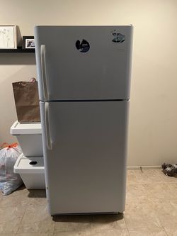 Frigidaire Top Freezer Refrigerator White