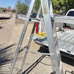 Escalera De 6 Pies De Aluminio En Muy Buenas Condiciones 