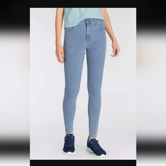 Levi's 720 High Rise Super Skinny Jeans Size 27 for Sale in Beavercreek, OH  - OfferUp