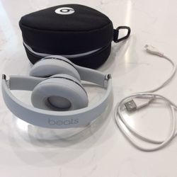 Beats By Dr. Dre Solo3 Wireless Ear-Headphones, Bluetooth Interface (Model Number MUH52LL/A) Color Is Satin Silver, Excellent Condition