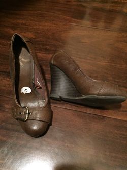 Zapatillas color café very good condition..I’m barely used bc too small for me