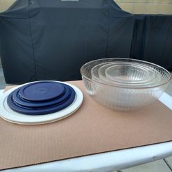 4 Pyrex Bowls With Lids. & 2 Xmas Trays