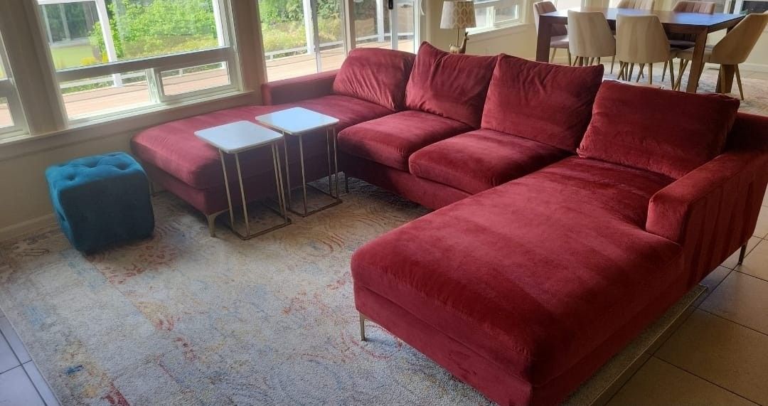 Red burgundy velvet U shape sectional couch with gold legs .Demensions 121x72x35. Cushion on has zippers & machine washable.