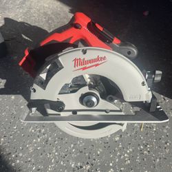 Milwaukee M18 18V Lithium-Ion Brushless Cordless 7-1/4 in. Circular Saw (Tool-Only)