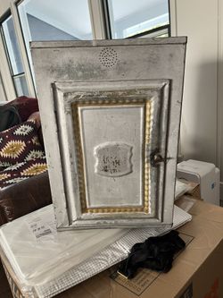 BEAUTIFUL VINTAGE INDUSTRIAL METAL CABINET