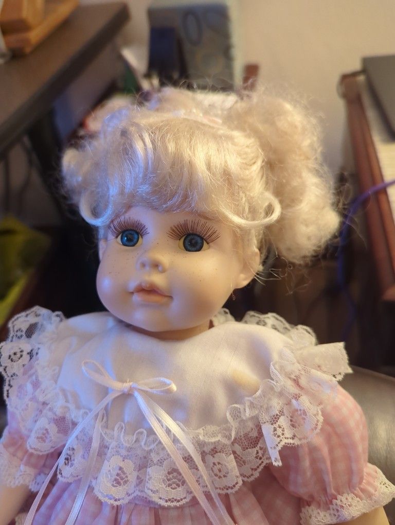 Lid'l Dolly Porclain  Doll