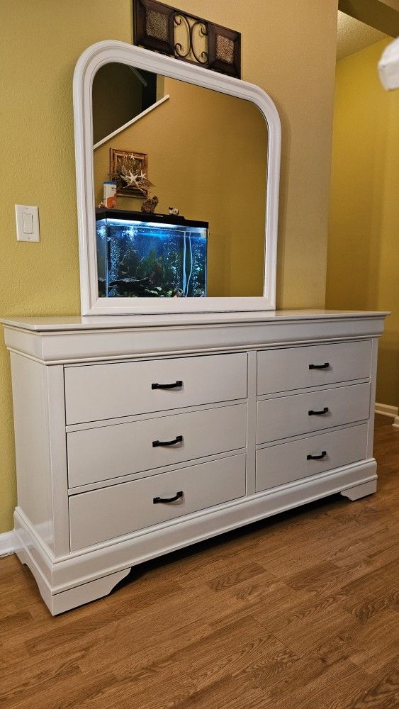 Clean and Nice White 6 Drawer Dresser + Mirror.