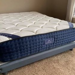 The DreamCloud, Full, Like New, Perfect Condition