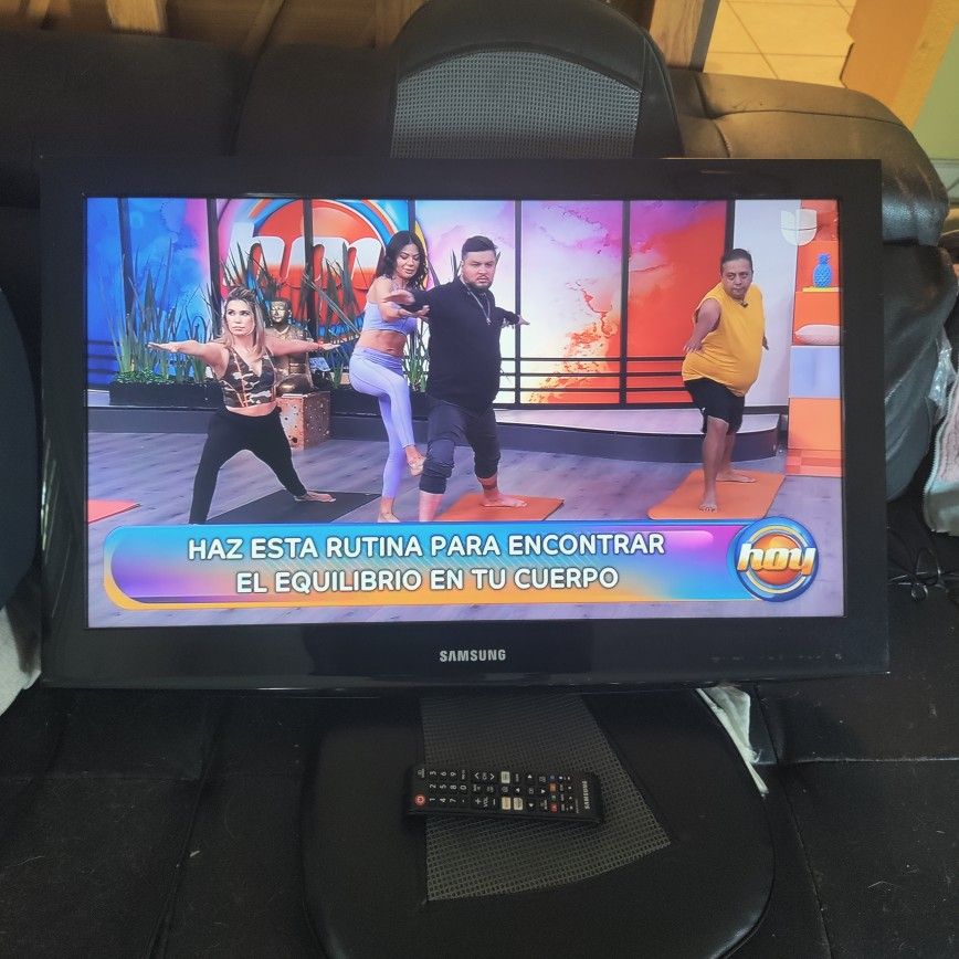 Samsung LN32D403E4D 32" 720p HD LCD Television
. Remote Control Original. No stand.