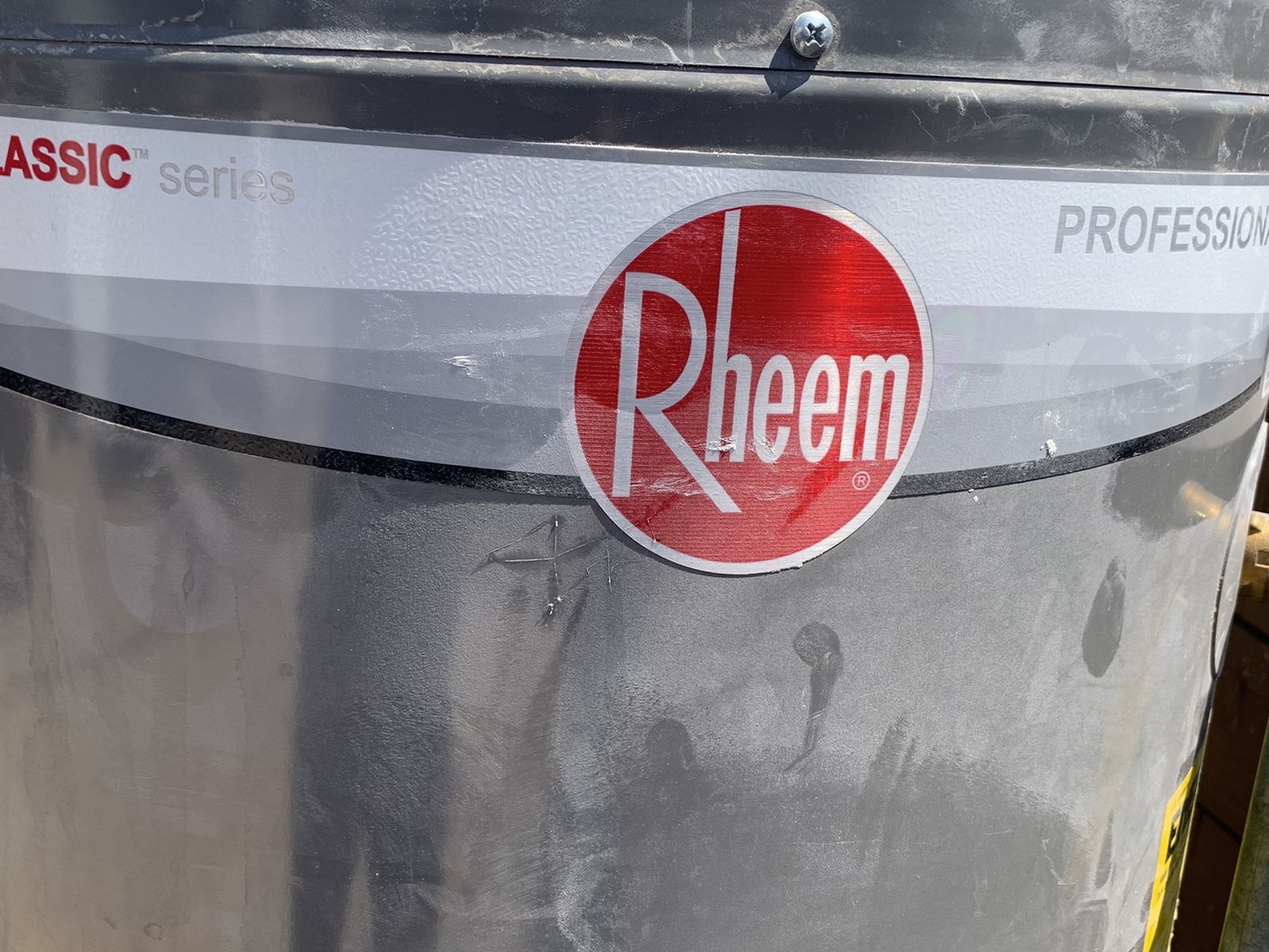 4 Yr Old Rheem water Heater 40 Gallon