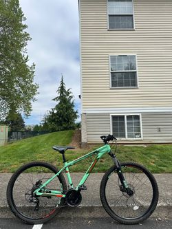 Polygon Cascade 4 - 27.5” Mountain Bike – Small Frame - Bicycle Disc Brakes