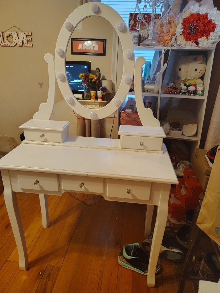 Girls Vanity With Mirror